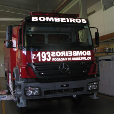 Recorte de contorno em adesivo vinil refletivo